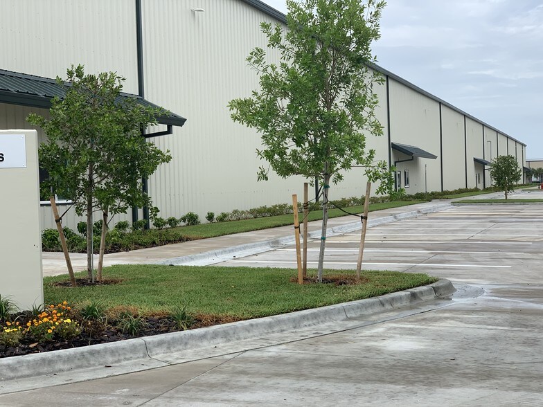 More Photos Of 16120 Lee Rd, Fort Myers Warehouse For Lease