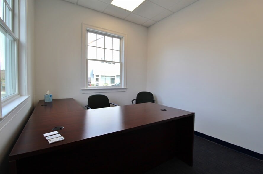 More Photos Of 1575 Iyannough Rd, Hyannis Office For Lease