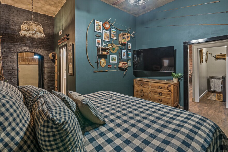 More Photos Of 120 S 3rd St, Victor Restaurant For Sale
