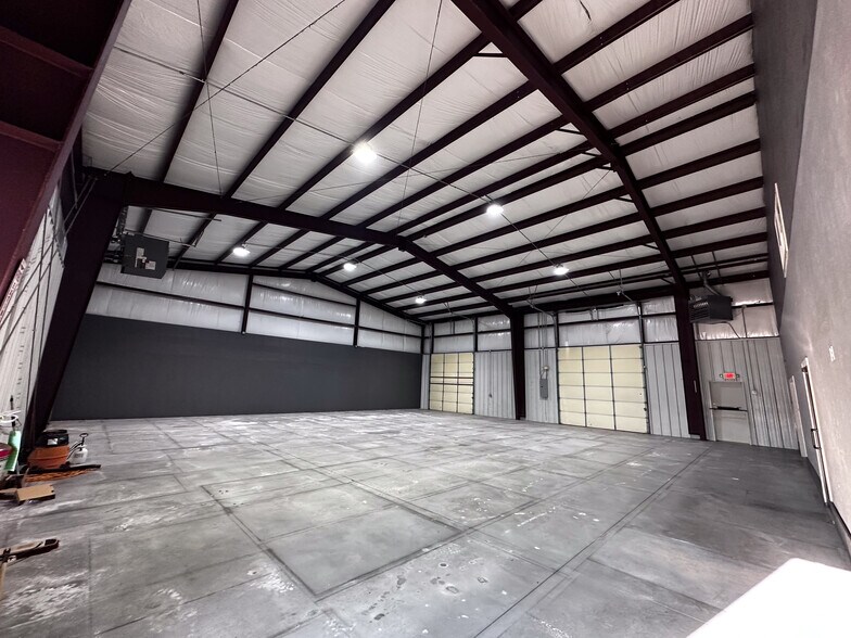 More Photos Of 524 Tower Dr, Moore Flex For Lease