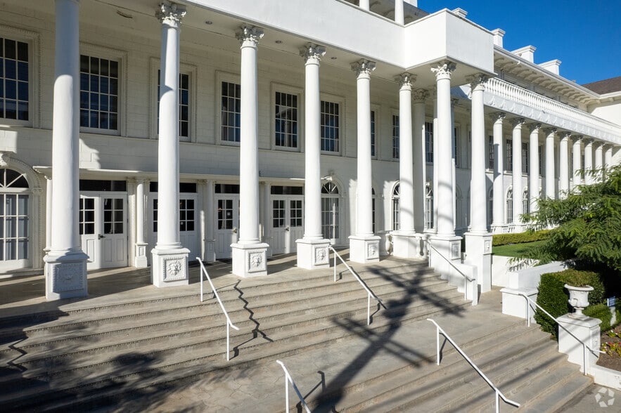 More Photos Of 20501 Ventura Blvd, Woodland Hills Office For Lease