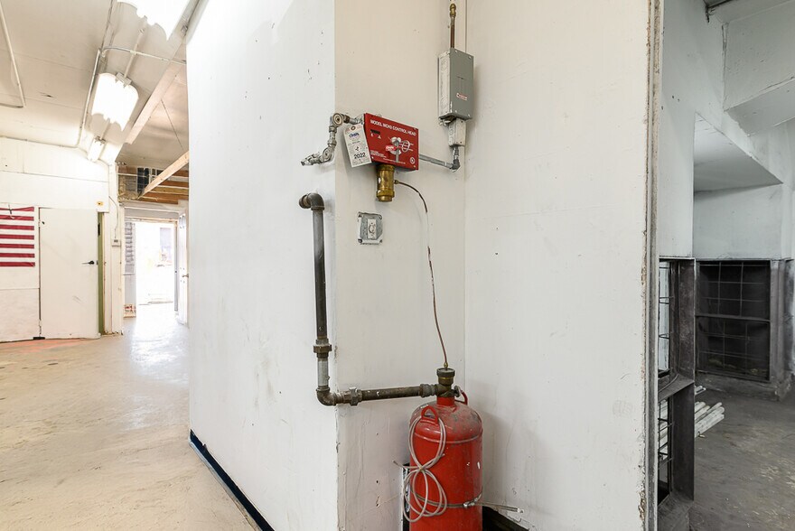 More Photos Of 6110 Merriam Ln, Shawnee Warehouse For Sale