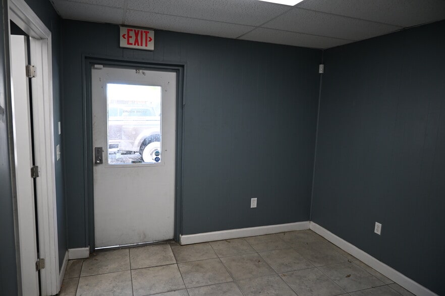 More Photos Of 14401 60th St N, Clearwater Warehouse For Lease