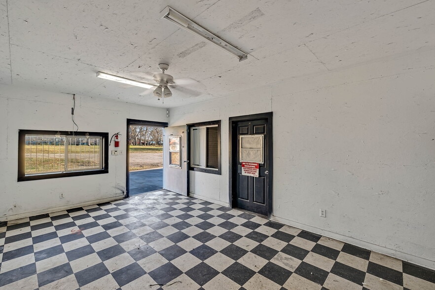 More Photos Of 11211 S US Highway 181, San Antonio Warehouse For Sale