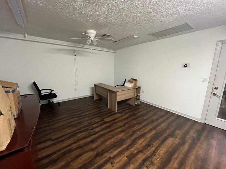 More Photos Of 12155 Metro Pky, Fort Myers Showroom For Lease