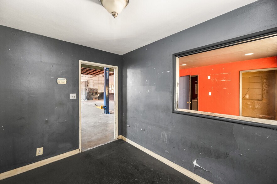 More Photos Of 111 E Wilhelmina St, Anaheim Auto Repair For Lease