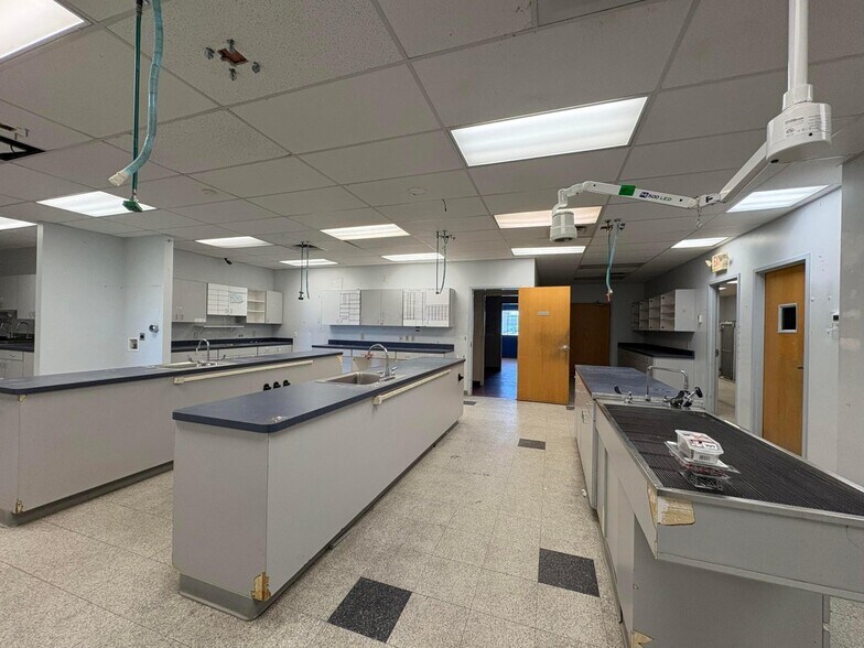 More Photos Of 5230 Renner Rd, Columbus Veterinarian Kennel For Sale