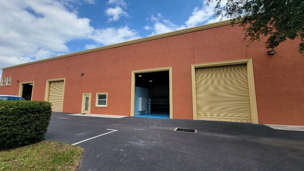 More Photos Of 14173 Honeywell Rd, Largo Warehouse For Lease