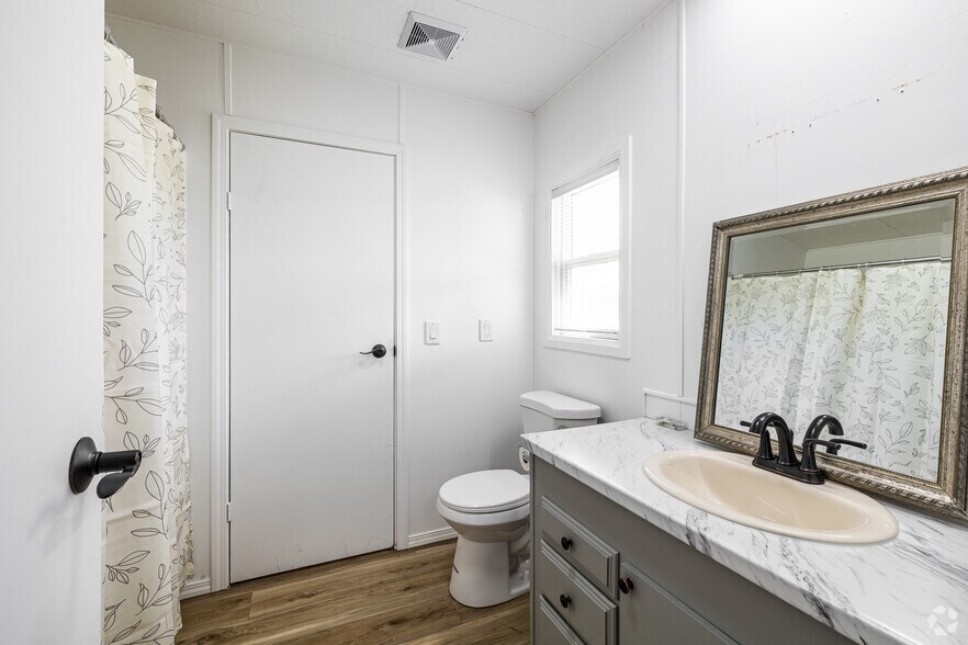 More Photos Of 1762 S Adams Dr, Madras Manufacturing For Sale