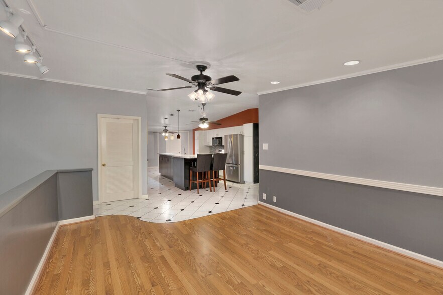 More Photos Of 7648 Broadview Dr, Houston Apartments For Sale