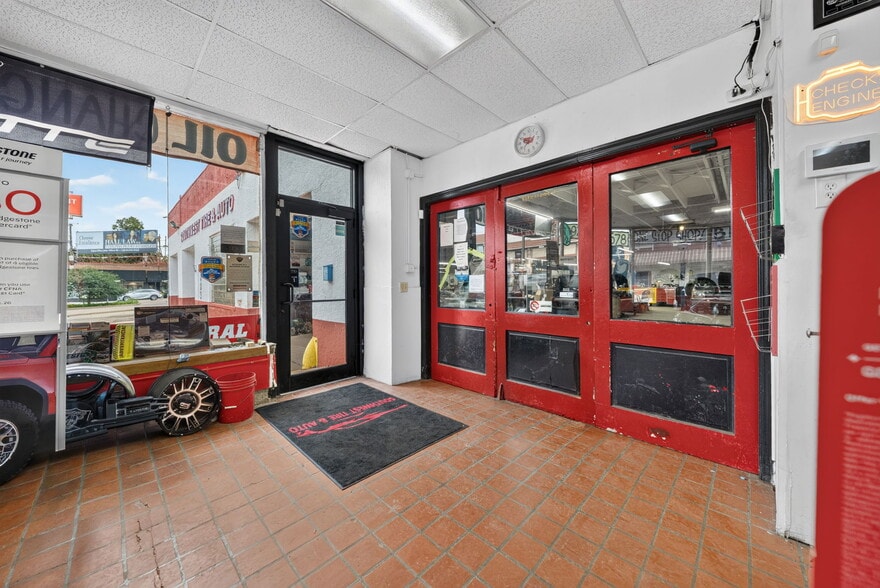 More Photos Of 5009 Xerxes Ave S, Minneapolis Auto Repair For Sale