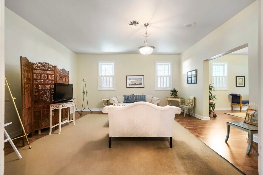 More Photos Of 426 S Crain Hwy, Glen Burnie Funeral Home For Sale