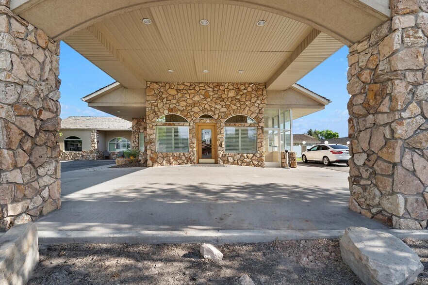 More Photos Of 423 W Main St, Vernal Hotel For Sale