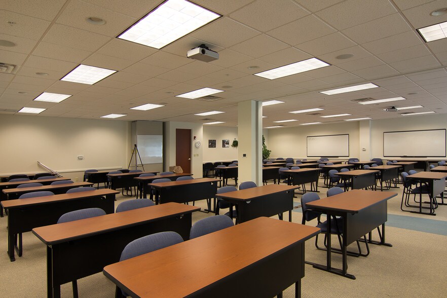 More Photos Of 800 Enterprise Dr, Horsham Township Office For Lease