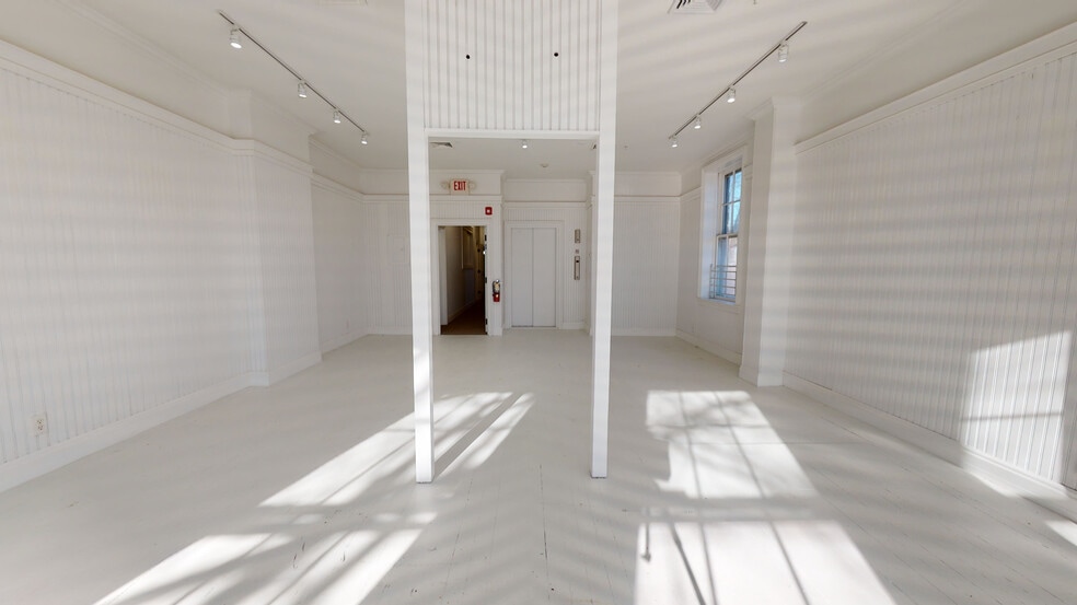 More Photos Of 33 Main St, Nantucket Storefront Retail Office For Lease
