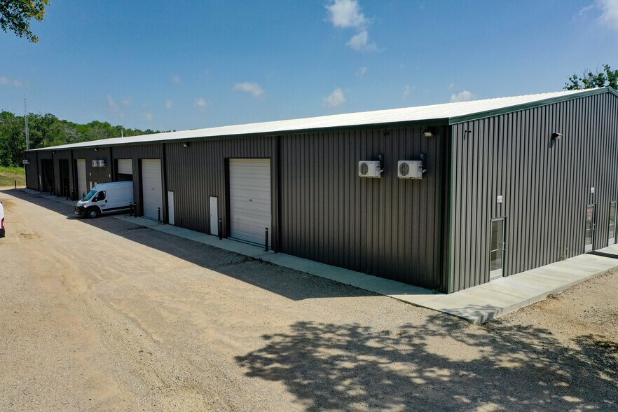 More Photos Of 8721 S Interstate 35 W, Alvarado Showroom For Lease