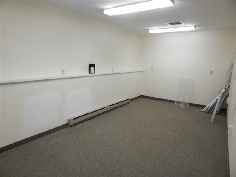 More Photos Of 189-191 Middlesex Ave, Chester Storefront Retail Office For Lease