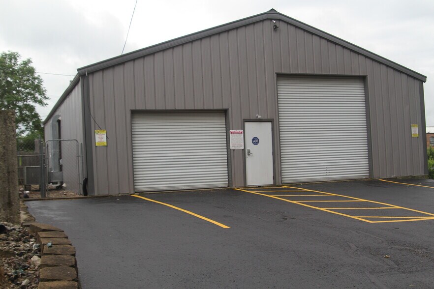 More Photos Of 210 N West St, Hillsboro Office For Sale