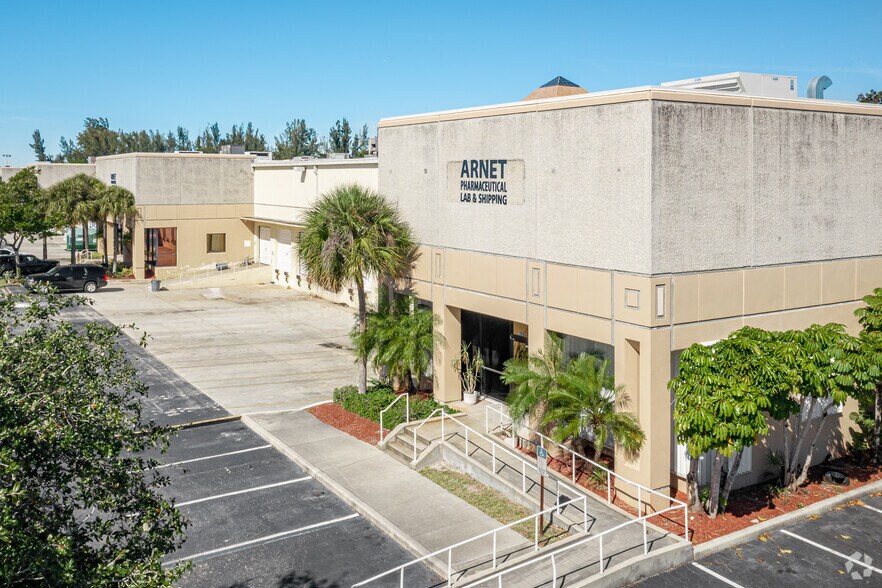 Primary Photo Of 2525 Davie Rd, Davie Warehouse For Lease
