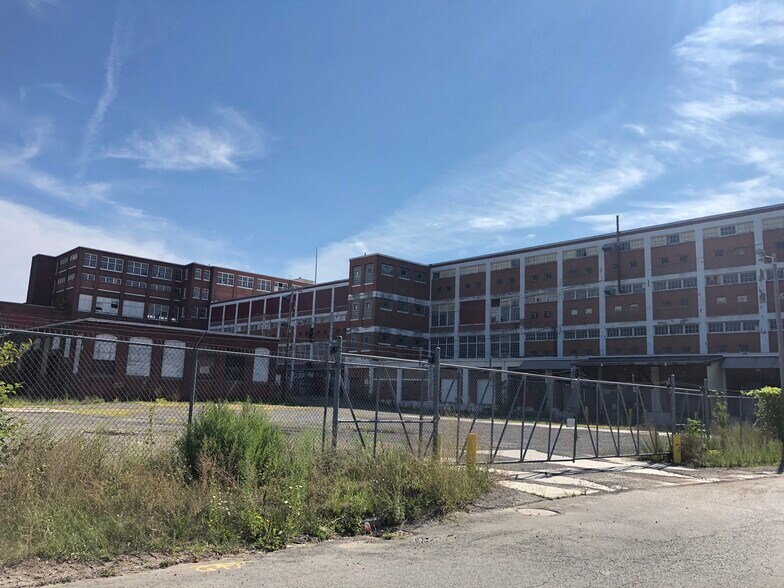 More Photos Of 11 Berkshire St, Holyoke Warehouse For Lease