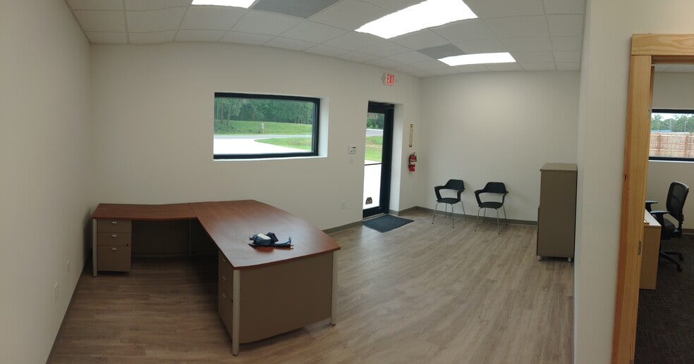 More Photos Of 4300 Mackinnon Industrial Pky, Mobile Distribution For Lease