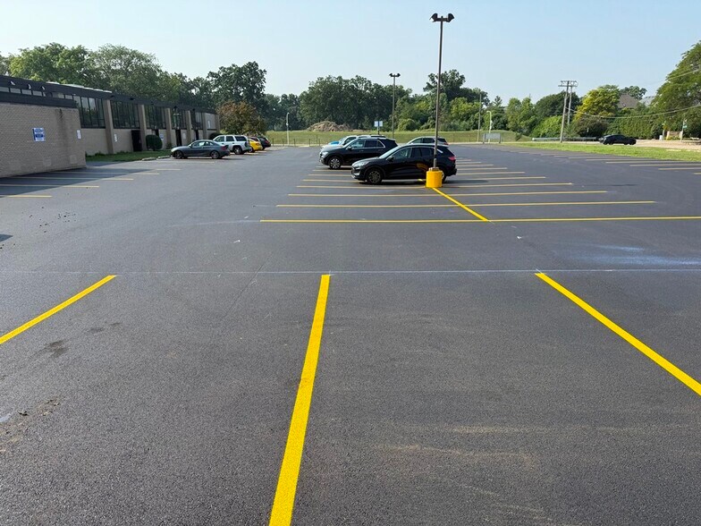 More Photos Of 4242 W Bryn Mawr Ave, Chicago Manufacturing For Lease