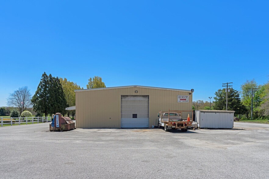 More Photos Of 1445 Catawba Ave, Newfield Service For Sale