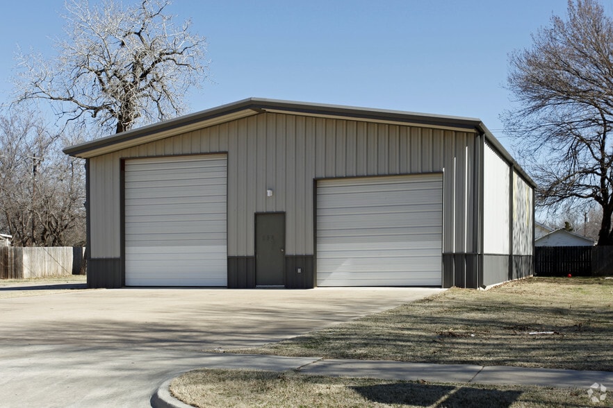 Primary Photo Of 653 N Kickapoo Ave, Shawnee Warehouse For Lease