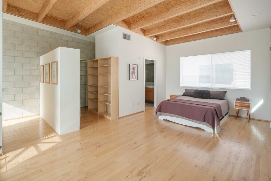 More Photos Of 717-743 N Highland Ave, Los Angeles Flex For Sale