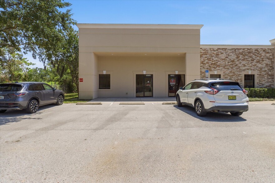 More Photos Of 4009-4033 W 1st St, Sanford Office For Sale