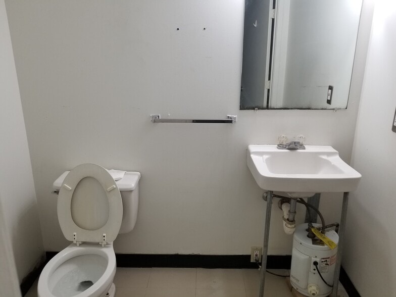 More Photos Of 18775 N Frederick Rd, Gaithersburg Warehouse For Lease