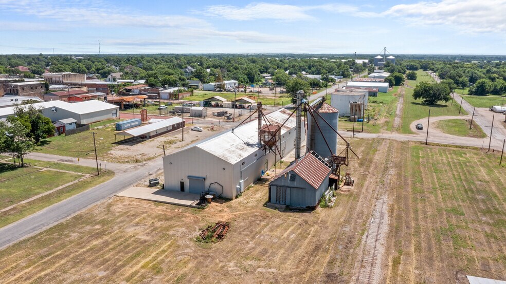 More Photos Of 151 5th St st, Honey Grove Flex For Sale
