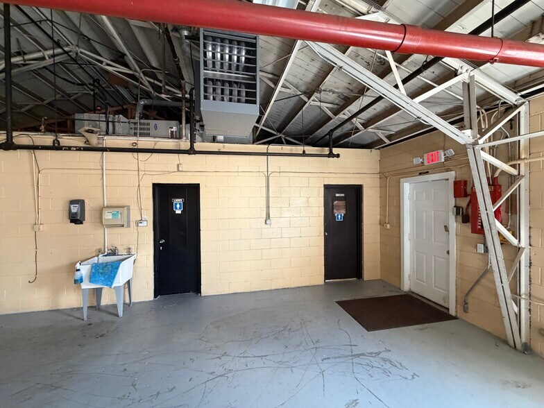 More Photos Of 925 W Wilson St, Batavia Industrial For Lease