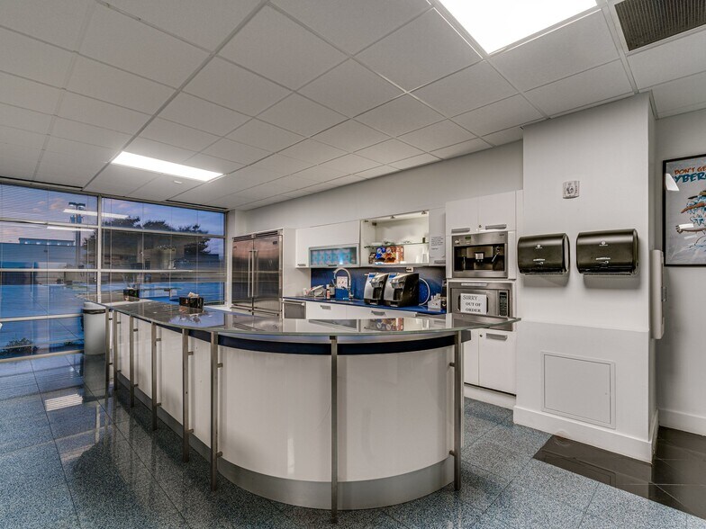 More Photos Of 689 Airport Fwy, Hurst Office For Lease