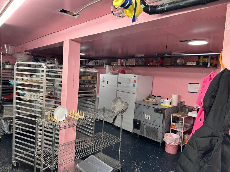 More Photos Of 3341-3343 SE Hawthorne Blvd, Portland Freestanding For Lease