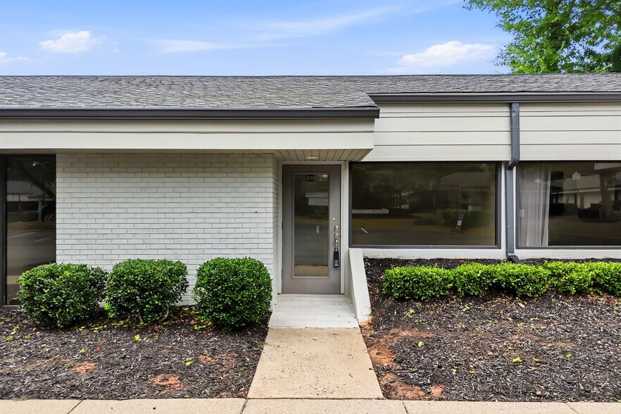 More Photos Of 600 Houze Way, Roswell Medical For Lease