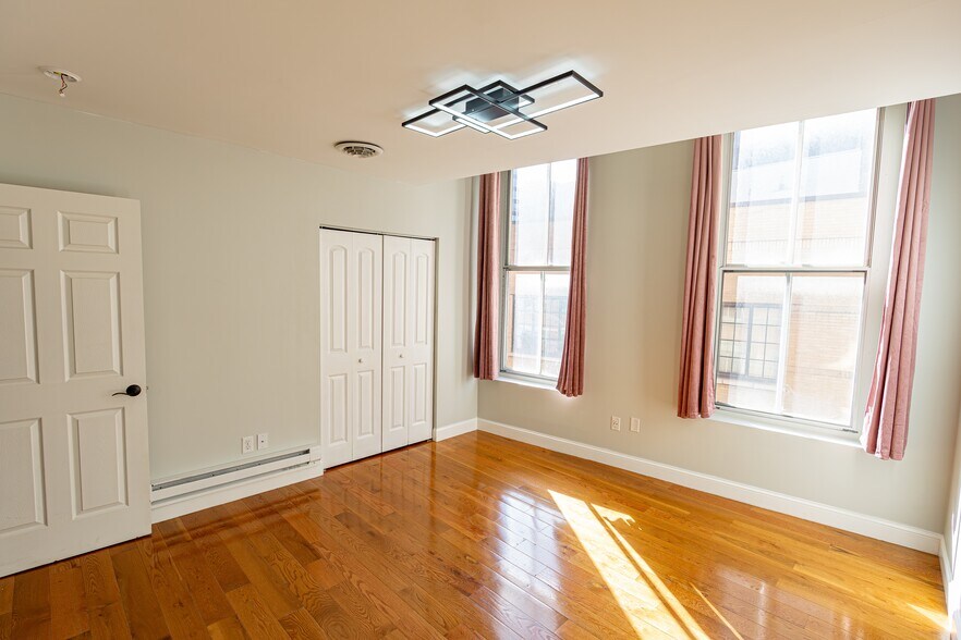 More Photos Of 37 Maiden Ln, Albany Storefront Retail Office For Sale