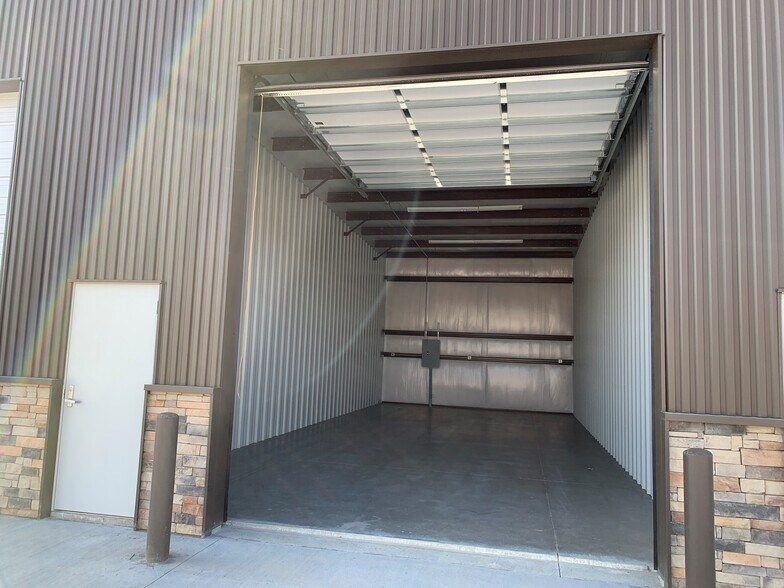 More Photos Of 9501 NE 76th St, Kansas City Warehouse For Lease