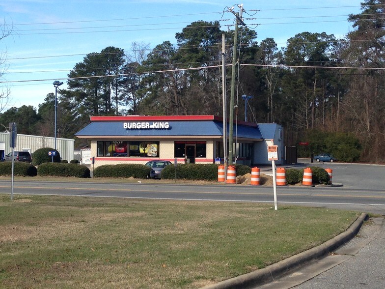 More Photos Of 1900 N Berkeley Blvd, Goldsboro Bank For Sale