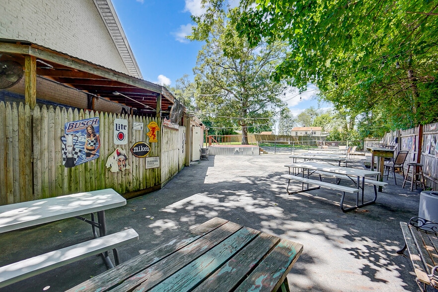 More Photos Of 3475 Mechanicsburg Rd, Springfield Bar For Sale