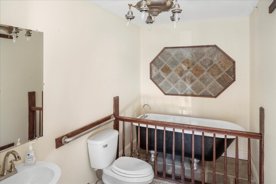 More Photos Of 159 N Sycamore St, Newtown Office For Lease