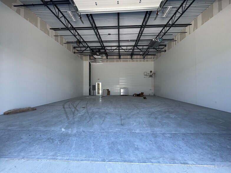 More Photos Of 1433 Chris Ln, Pflugerville Light Distribution For Lease