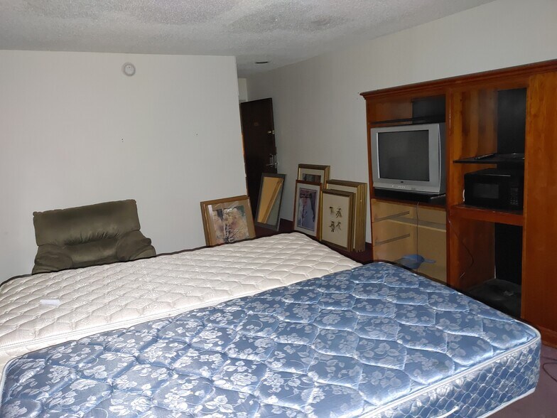 More Photos Of 300 S 3rd, Quincy Hotel For Sale