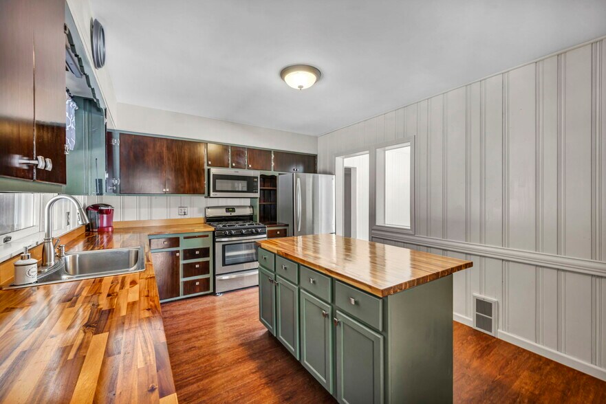 More Photos Of 4085 Herner County Line Rd, Southington Showroom For Sale