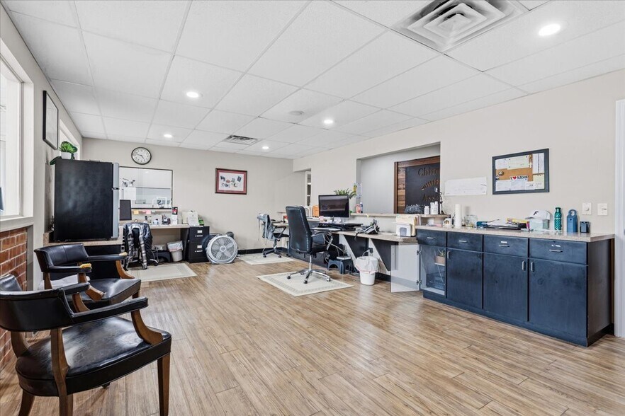 More Photos Of 15043 Main St, Alachua Showroom For Sale