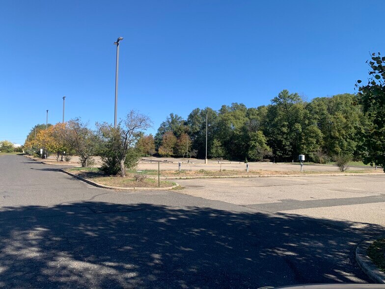 More Photos Of 235 Willow Brook Rd, Freehold Manufacturing For Lease