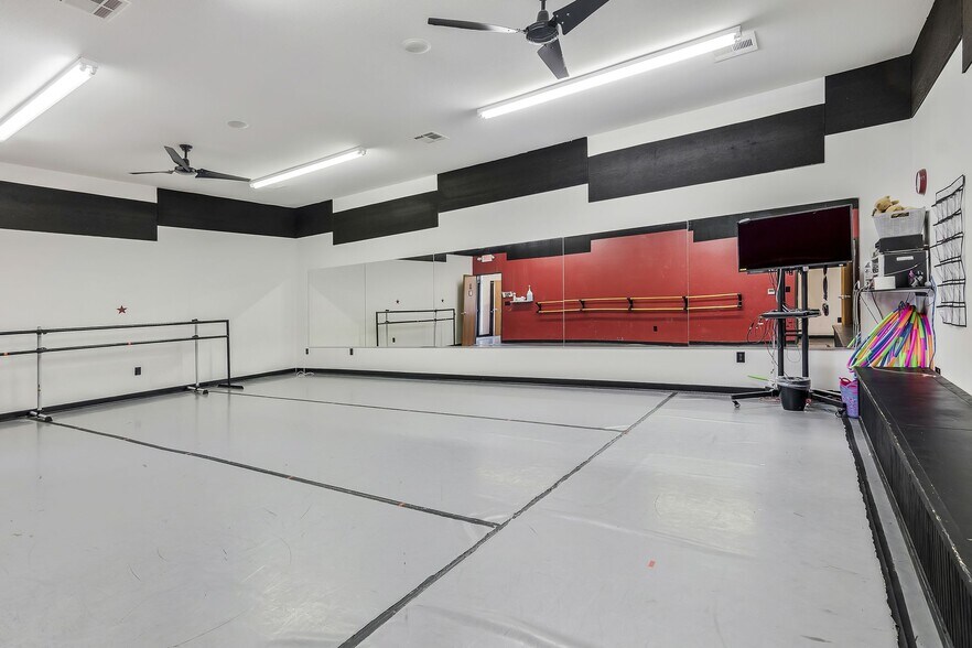 More Photos Of 6148 Precinct Line Rd, Hurst Storefront For Sale