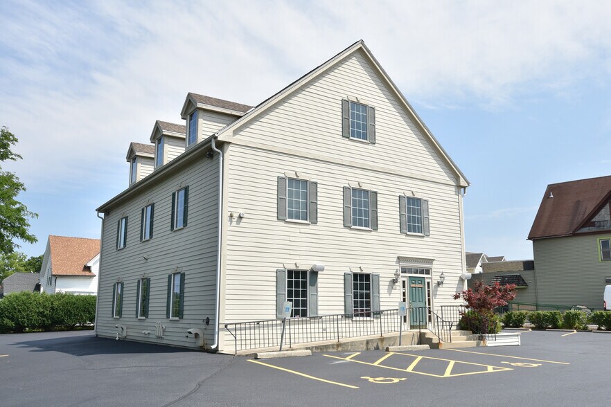 More Photos Of 8766 N Deerwood Dr, Milwaukee Freestanding For Sale