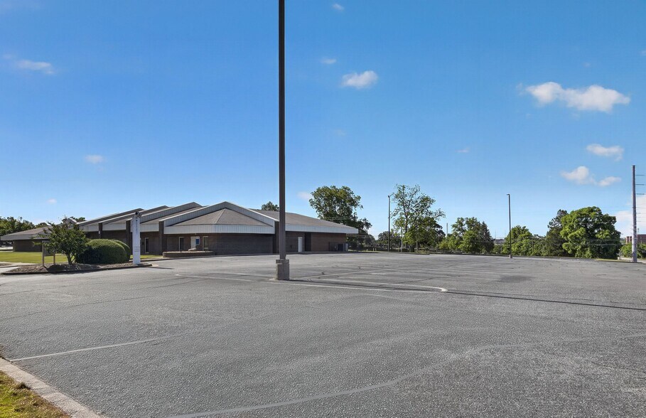 More Photos Of 500 18th St, Columbus Medical For Lease