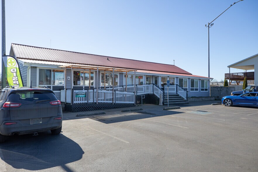 More Photos Of 751 Riverside Dr, Coquille Showroom For Sale